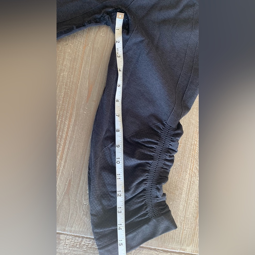 SZ 4 Lululemon Black Wunder Under
Capri Length - Picture 2 of 3